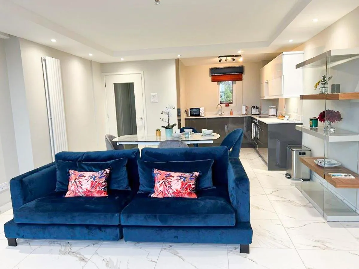 Modern Luxurious Apartment W/ Patio Balcony & View Jordanstown 0*,